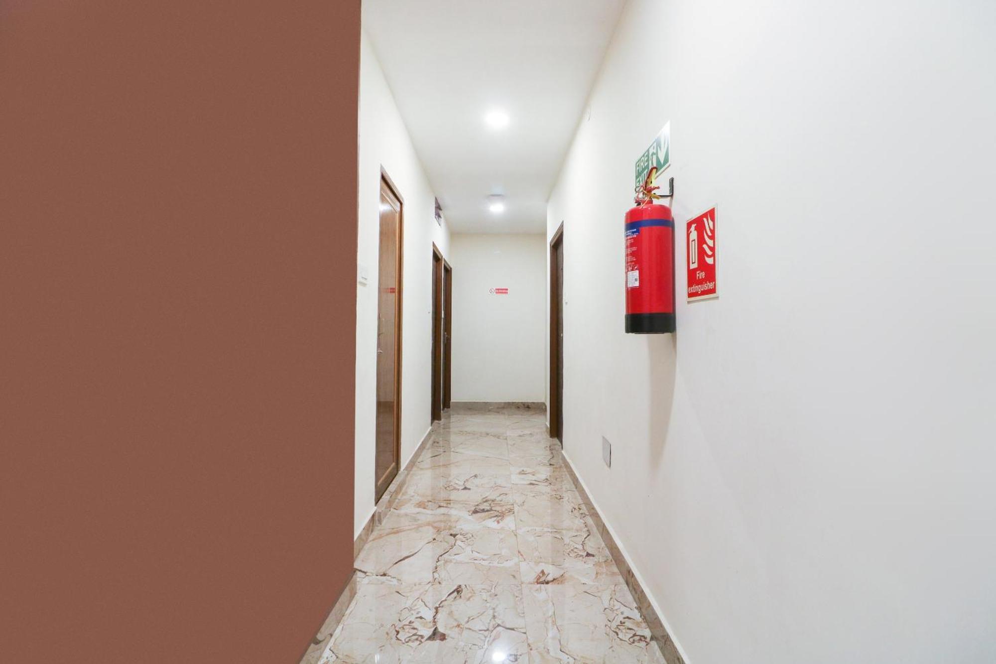Oyo 71381-阿德里旗舰酒店 Dum Dum 外观 照片